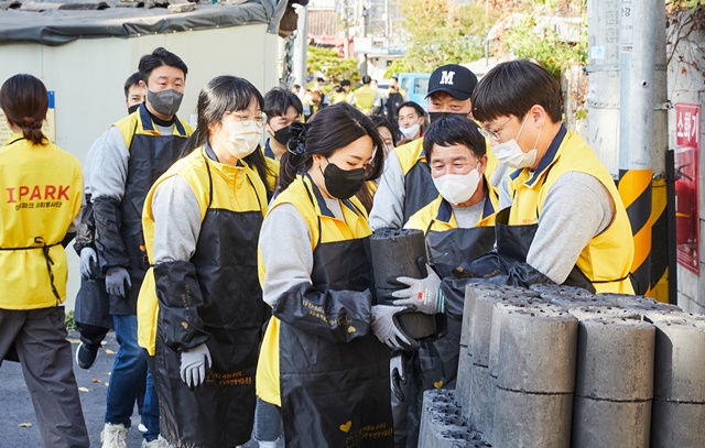 HDC현대산업개발이 연말을 맞이해 서울 용산구 한강로동 일대에서 소외된 이웃에게 연탄 나눔 봉사활동을 진행했다. ⓒHDC현대산업개발