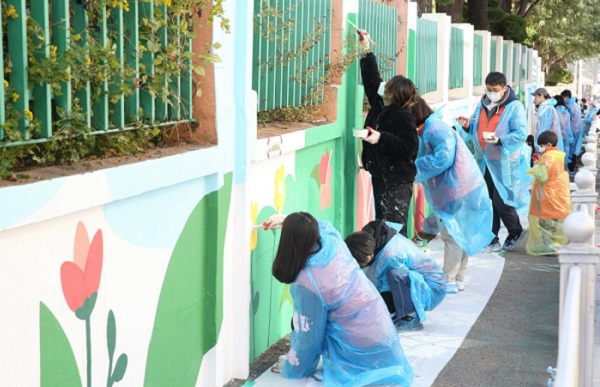 ▲ 한국타이어 임직원과 임직원, 가족 100여 명이 지난 26일 대전 용전초와 안양시 관양초 담장에 벽화 그리기를 통해 새로운 생면을 불어 넣었다.ⓒ한국타이어