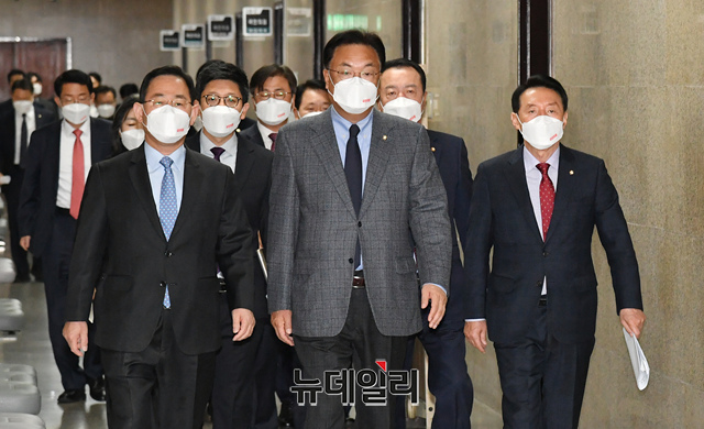 ▲ 정진석 국민의힘 비상대책위원장, 주호영 원내대표 및 지도부가 28일 국회에서 열린 비상대책위원회의에 참석하기 위해 입장하고 있다. ⓒ이종현 기자