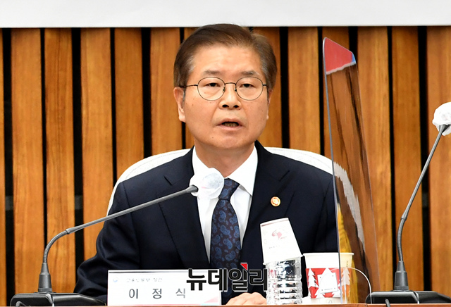 ▲ 이정식 고용노동부 장관이 28일 국회에서 열린 '중대재해 감축 로드맵' 관련 당·정 협의회에 참석해 모두발언을 하고 있다.ⓒ이종현 기자