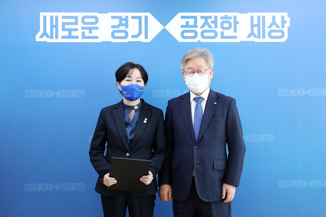 ▲ 2020년 11월10일 오후 경기도청 도지사 집무실에서 이재명 경기도지사가 제윤경 경기도일자리재단 대표이사에게 임명장을 수여 하고 기념촬영을 하고 있다. ⓒ경기도