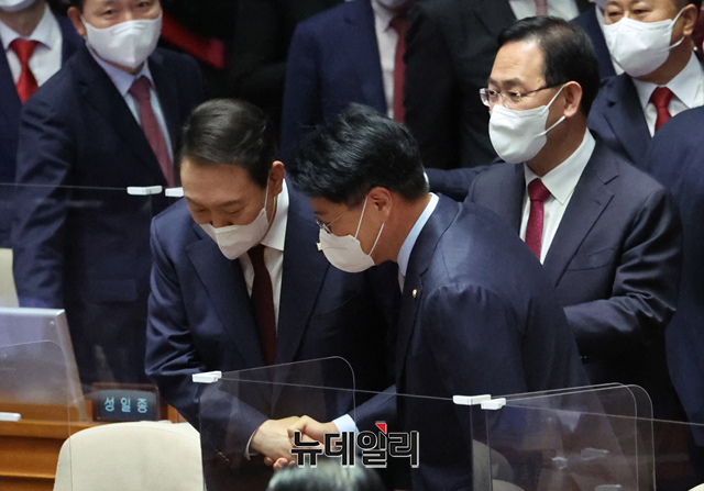 ▲ 윤석열 대통령이 지난 10월25일 서울 여의도 국회 본회의장에서 2023년 예산안 시정연설을 마친 후 장제원 국민의힘 의원과 인사하고 있다.ⓒ이종현 기자(사진=공동취재사진)