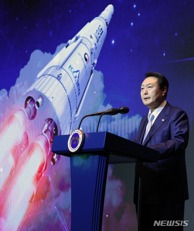 ▲ 윤석열 대통령이 28일 서울 서초구 JW메리어트 호텔 서울에서 열린 미래 우주 경제 로드맵 선포식에서 미래 우주경제 로드맵을 발표하고 있다. ⓒ뉴시스