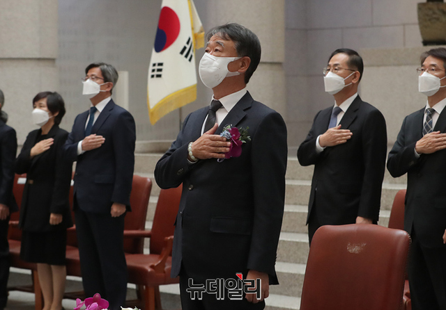 ▲ 오석준 신임 대법관이 28일 오후 서울 서초구 대법원에서 열린 취임식에서 국기에 대한 경례를 하고 있다. (사진=공동취재단) ⓒ정상윤 기자