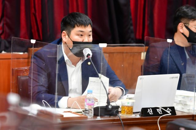 ▲ 청주시의회 신민수 의원(더불어민주당)이 28일 제74회 청주시의회 제2차 정례회에서 행정사무감사를 통해 무심천 하천유지용수 사용요금을 두고 형평성 문제를 제기하고 있다.ⓒ청주시의회
