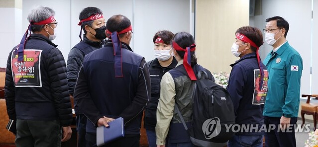 ▲ 민주노총 공공운수노조 화물연대본부(이하 화물연대) 관계자들이 28일 오후 세종시 정부세종청사 국토교통부에서 총파업 시작 후 첫 교섭을 하기 위해 회의실에 입장해 대화하고 있다. 오른쪽은 어명소 국토교통부 제2차관. ⓒ연합뉴스