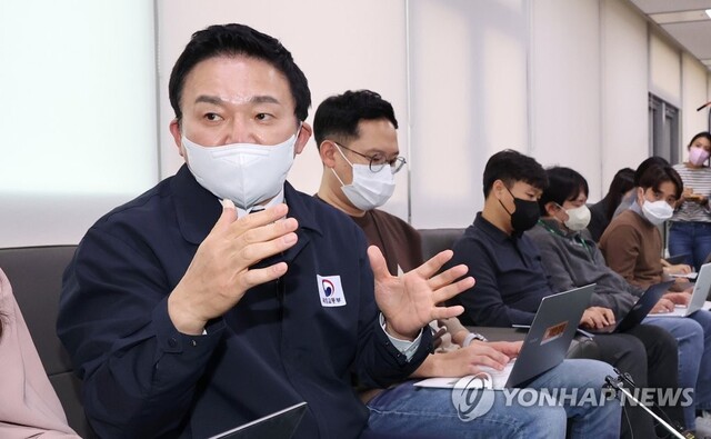 ▲ 원희룡 국토교통부 장관(왼쪽)이 28일 오후 세종시 정부세종청사에서 민주노총 공공운수노조 화물연대본부(이하 화물연대) 총파업과 관련해 출입기자단 간담회를 열고 발언하고 있다.ⓒ연합뉴스