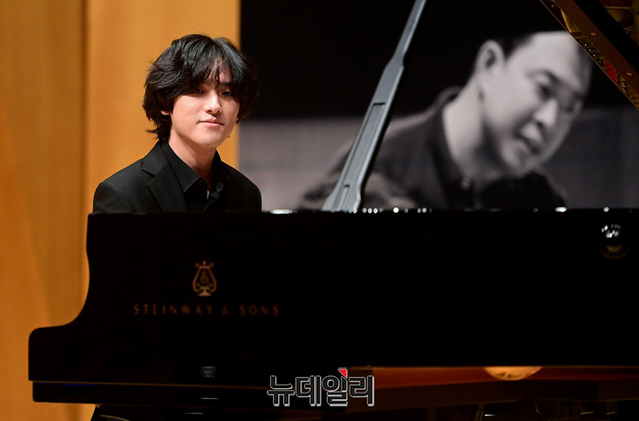 ▲ 피아니스트 임윤찬이 28일 오전 서울 서대문구 금호아트홀 연세에서 열린 '베토벤, 윤이상, 바버' 앨범 발매 기자간담회에서 포즈를 취하고 있다.ⓒ정상윤 기자