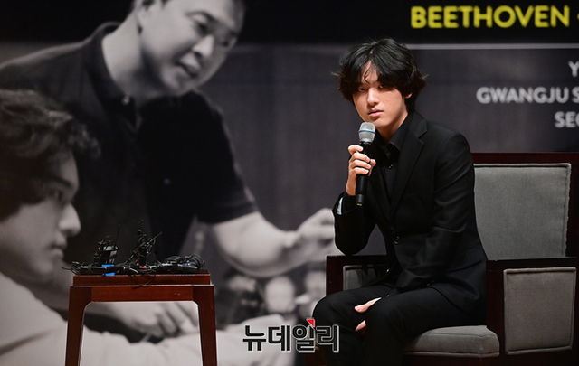 ▲ 피아니스트 임윤찬이 28일 오전 서울 서대문구 금호아트홀 연세에서 열린 '베토벤, 윤이상, 바버' 앨범 발매 기자간담회에서 질문에 답하고 있다.ⓒ정상윤 기자