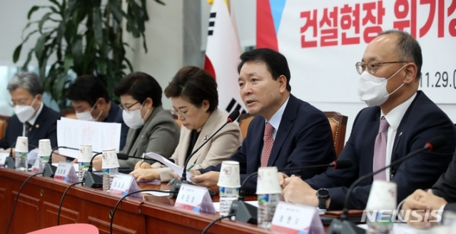 ▲ 성일종 국민의힘 정책위의장이 29일 오전 서울 여의도 국회에서 열린 화물연대 집단운송거부로 인한 건설현장 위기상황 점검 긴급간담회에서 발언하고 있다.ⓒ뉴시스