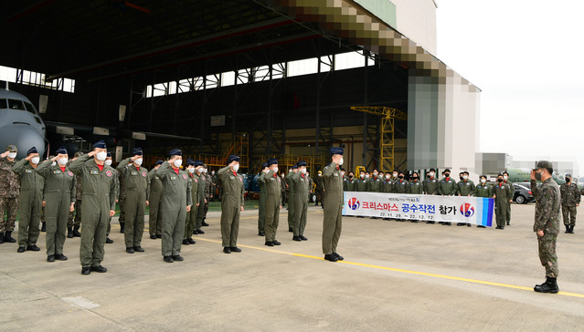 ▲ 지난 28일 공군 제15특수임무비행단에서 '크리스마스 공수작전'에 참가하는 장병들이 출정신고를 하고 있다. ⓒ공군