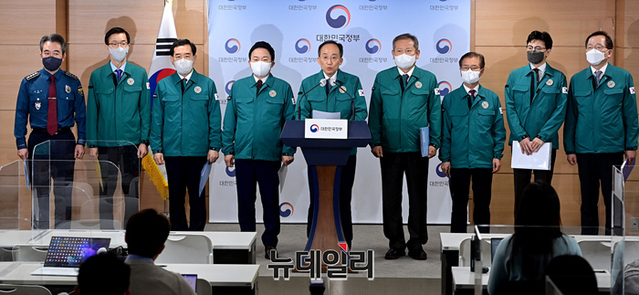 ▲ 추경호 경제부총리가 29일 오전 정부서울청사에서 화물연대 집단운송거부와 관련해 관계부처 합동 브리핑을 하고 있다. ⓒ정상윤 기자