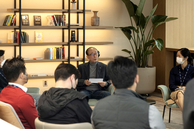 ▲ 김지찬 LIG넥스원 대표이사가 서울 송파구 서울사무소에서 열린 ‘2차 타운홀미팅’에서 LIG넥스원의 사업부 직원을 대상으로 ‘조직의 성장과 개인의 성장’에 대한 이야기를 나누고 있다.ⓒLIG넥스원