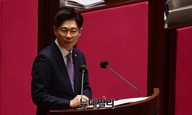 ▲ 조정훈 시대전환 의원이 지난 24일 국회에서 열린 본회의에서 용산 이태원 참사 진상규명과 재발방지를 위한 국정조사계획서 승인의 건에 대한 반대토론을 하고 있다.ⓒ이종현 기자