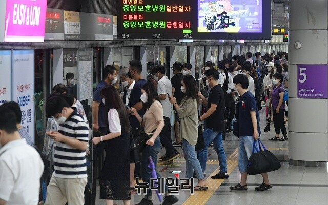 ▲ 서울 지하철을 이용하고 있는 시민들. ⓒ뉴데일리DB