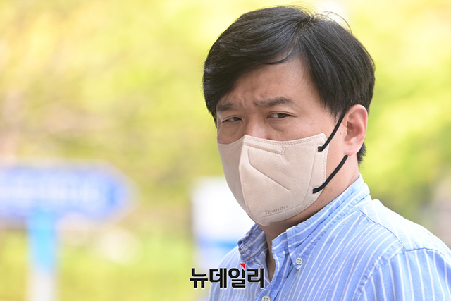 ▲ '화교간첩 사건'으로 알려진 전 서울시 공무원 유우성 씨가 지난 517일 오후 경기 정부과천청사 공수처에서 고소인 조사에 앞서 입장을 밝히고 있다. ⓒ경기 과천=강민석 기자