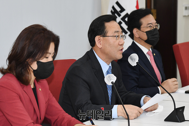 ▲ 주호영 국민의힘 원내대표가 29일 국회에서 국정조사 보이콧 여부를 논의하기 위한 중진의원 긴급회의 이후 브리핑을 하고 있다. ⓒ이종현 기자