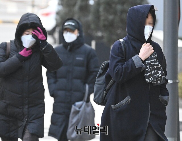 ▲ 시민들이 추운 날씨로 인해 모자를 쓰고 바람이 들어오지 못하게 옷을 여미고 있다. ⓒ뉴데일리DB