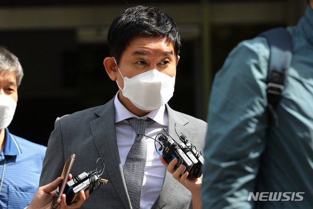 ▲ '라임자산운용(라임) 사태'의 핵심 인물 김봉현 전 스타모빌리티 회장이 지난 9월 20일 오후 서울 양천구 서울남부지방법원에서 추가 혐의 관련 영장실질심사를 마치고 법정을 나오고 있다. ⓒ뉴시스