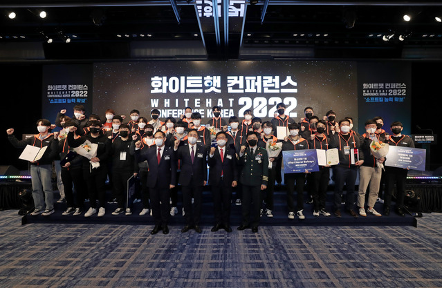 ▲ 29일 서울 포시즌스호텔에서 2022 화이트햇 콘퍼런스가 개최된 가운데, 사이버작전사령부 주관 해킹방어대회 수상자들이 내빈들과 기념촬영을 하고 있다. 앞열 왼쪽부터 임종득 국가안보실 2차장, 신범철 국방부차관, 이헌승 국방위원장, 김한성 사이버작전사령관.  ⓒ국방일보