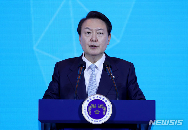 ▲ 윤석열 대통령이 29일 오후 서울 광진구 그랜드 워커힐 서울에서 열린 민주평화통일자문회의 해외 자문위원과의 통일대화에 참석해 격려사를 하고 있다.ⓒ뉴시스(사진=대통령실통신사진기자단)