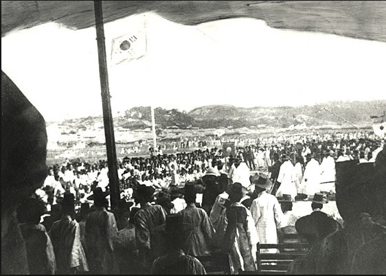 ▲ 1898년 3월 종로에서 열린 만민공동회. 연단 앞에 태극기를 세웠다.(자료사진)