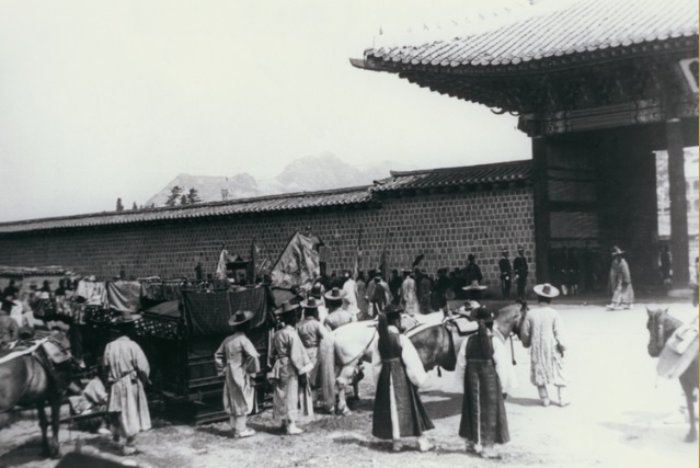 ▲ 대한제국 황궁 경운궁(현 덕수궁 자리)의 남쪽 정문 인화문(仁化門). 1902년경 철거됨.(국가기록원).