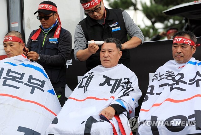 ▲ 민주노총 공공운수노조 화물연대본부 총파업 엿새째인 29일 정부가 사상 첫 업무개시명령을 발동하자 이날 오후 제주시 제주항 6부두 앞 도로에서 화물연대 제주지부 관계자들이 업무개시명령을 규탄하며 삭발식을 하고 있다.ⓒ연합뉴스