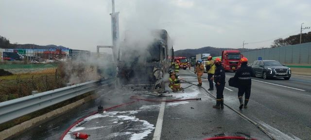 ▲ 29일 오전 11시34분쯤 충북 청주시 서원구 남이면 경부고속도로 하행선 295㎞ 지점 인근에서 A 씨(56)가 몰던 18t 화물차에서 화재가 발생해 30분 만에 진화됐다.ⓒ충북소방본부