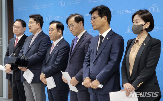 ▲ 국민의힘 과학기술정보방송통신위원회 소속 박성중 간사와 권성동 등 의원 등이 지난 10월14일 서울 여의도 국회 소통관에서 윤석열 대통령의 비속어 발언 논란 장면 보도 및 PD수첩의 김건희 여사 대역 배우 문제 등과 관련해 권태선 방송문화진흥원 이사장의 사퇴를 촉구하는 기자회견 뒤 기자들의 질문에 답하고 있다.ⓒ뉴시스