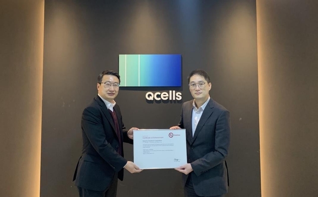 ▲ 한화큐셀 시스템개발센터가 UL솔루션즈의 인증시험소 자격을 획득했다. 한화큐셀 박정필 시스템개발센터장(왼쪽)과 UL솔루션즈 웨슬리 곽 아시아 총괄 이사가 지난 29일 서울 금천구 한화큐셀 시스템개발센터에 인증시험소 명패 전달식에서 기념 촬영을 하고 있다. ⓒ한화큐셀 제공
