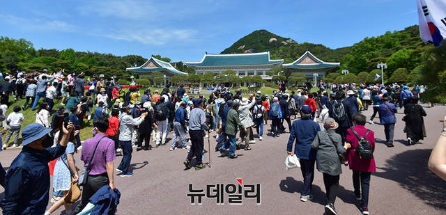 ▲ 청와대 개방 이후 경내를 찾은 방문객들의 모습ⓒ정상윤 기자