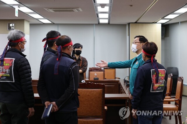 ▲ 민주노총 공공운수노조 화물연대본부(이하 화물연대) 관계자들이 지난 28일 총파업 시작 후 첫 교섭을 하기 위해 정부세종청사 국토교통부를 방문, 어명소 국토교통부 제2차관과 대화하고 있다.ⓒ연합뉴스