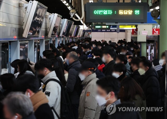 ▲ 서울 지하철을 운영하는 서울교통공사 노동조합이 파업에 들어간 30일 오전 경기도 수원시 지하철 1호선 수원역에서 시민들이 지하열차를 기다리고 있다.ⓒ연합뉴스