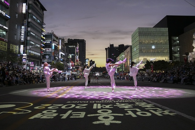 ▲ 김예림 씨의 작품‘흥타령춤축제의 꽃 거리퍼레이드’.ⓒ천안시