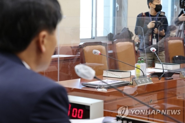 ▲ 30일 오전 서울 국회에서 열린 환경노동위원회 고용노동법안심사소위원회에서 노란봉투법(노동조합 및 노동관계조정법 개정안) 상정에 반대하며 회의실을 빠져나간 국민의힘 의원들의 자리가 비어있다.ⓒ연합뉴스