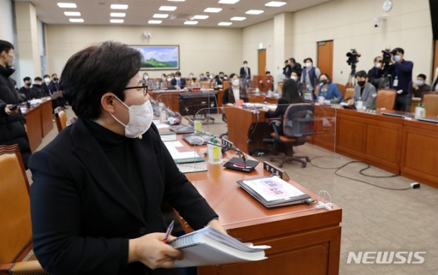 ▲ 임이자 국민의힘 의원이 30일 오전 서울 여의도 국회에서 열린 환경노동위원회 고용노동법안심사소위원회에서 이수진 더불어민주당 의원과 언쟁을 벌이다 회의장 밖으로 나가고 있다.ⓒ뉴시스