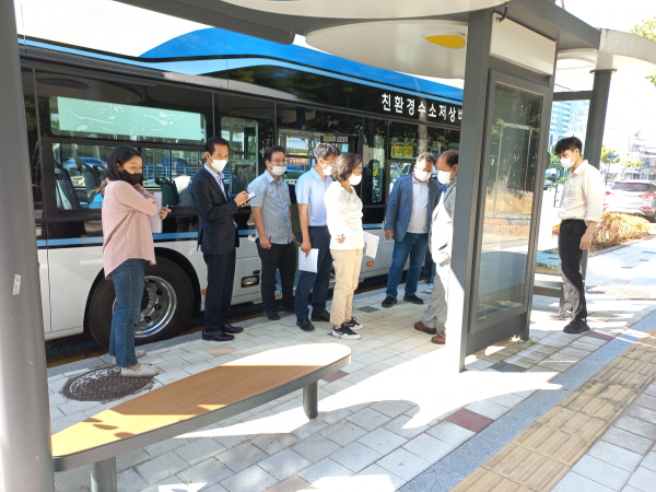 ▲ 충주시가 사회적 약자의 이동권을 위해 수소 저상버스 승강장 57곳을 개선했다.ⓒ충주시