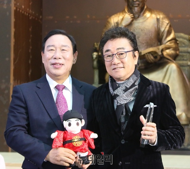 ▲ 최민호 세종시장과 가수 오승근이 30일 오전 세종시청 책문화센터에서 열린 세종시 홍보대사 위촉식에 참석해 포즈를 취하고 있다.ⓒ이길표 기자