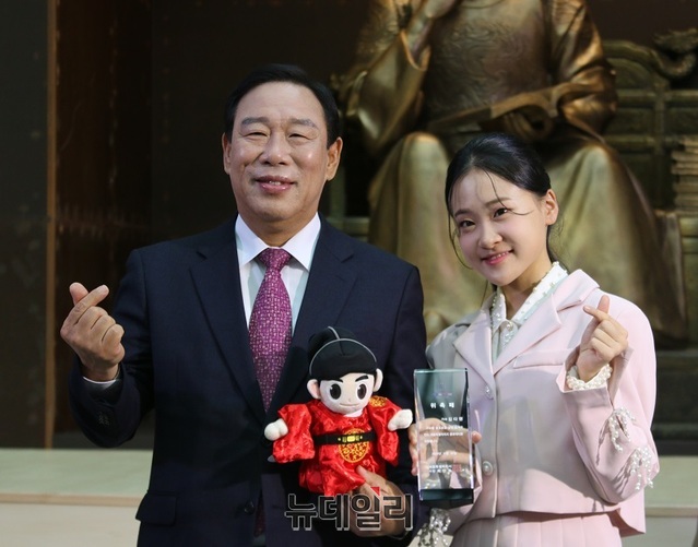 ▲ 최민호 세종시장과 가수 김다현이 30일 오전 세종시청 책문화센터에서 열린 세종시 홍보대사 위촉식에 참석해 포즈를 취하고 있다.ⓒ이길표 기자