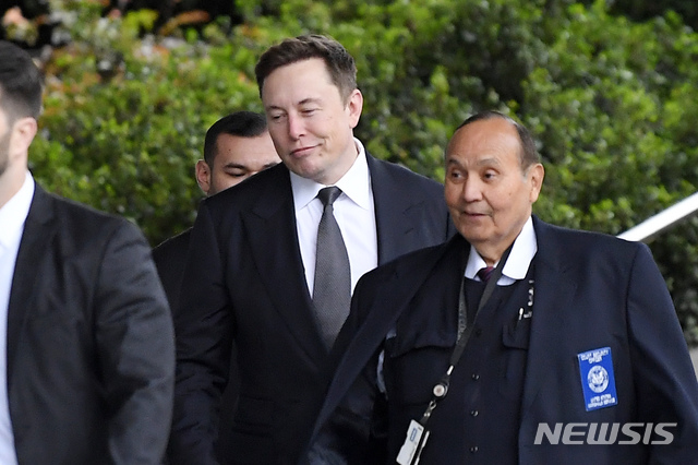 ▲ 테슬라의 최고경영자(CEO) 일론 머스크(오른쪽 두번째)가 4일(현지시간)로스앤젤레스(LA) 연방지방법원에 도착한 모습. 그는 '태국 동굴 소년' 사건 에서 구조에 참여한 영국 잠수부 버넌 언스워스를 향해 