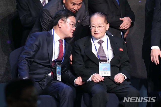 ▲ 안부수(왼쪽) 아태평화교류협회장과 리종혁 조선아시아태평양평화위원회 부위원장이 지난 2018년 11월 16일 오후 경기 고양시 엠블호텔에서 열린 2018 아시아태평양의 평화·번영을 위한 국제대회에서 대화를 나누고 있다.(사진공동취재단) ⓒ뉴시스