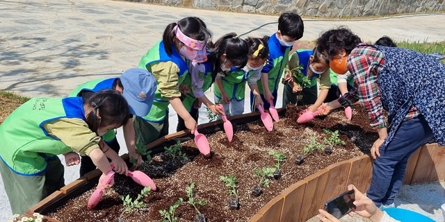 ▲ 공주시농업기술센터가 아이들에게 농촌체험을 교육을 하고 있다.ⓒ공주시