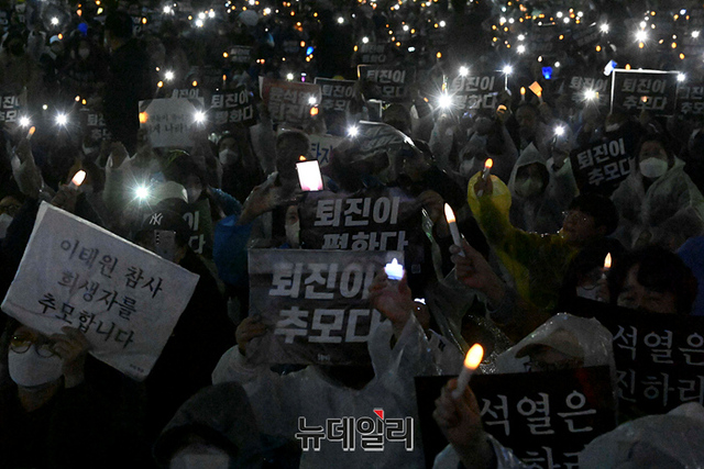 ▲ 촛불행동과 윤석열퇴진대학생운동본부 등 좌파단체가 지난 12일 오후 윤석열 대통령실 인근 삼각지역 일대에서 이태원 사고 책임자 처벌와 윤 대통령 퇴진·김건희 여사 특검을 촉구하는 집회를 열고 있다. ⓒ뉴데일리DB