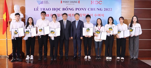 ▲ 하노이국립대에서 열린 '2022-2023 포니정 베트남 장학생' 장학증서 수여식. ⓒHDC