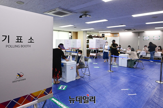 ▲ 제8회 전국동시지방선거일인 지난 6월1일 서울 금천구 가산동주민센터에 마련된 투표소에서 유권자들이 투표를 하고 있다.ⓒ뉴데일리DB