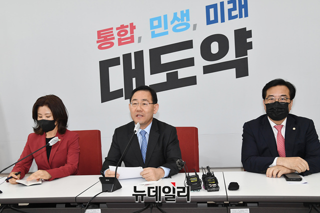▲ 주호영 국민의힘 원내대표가 지난 29일 국회에서 국정조사 보이콧 여부를 논의하기 위한 중진의원 긴급회의 이후 브리핑을 하고 있다. ⓒ이종현 기자