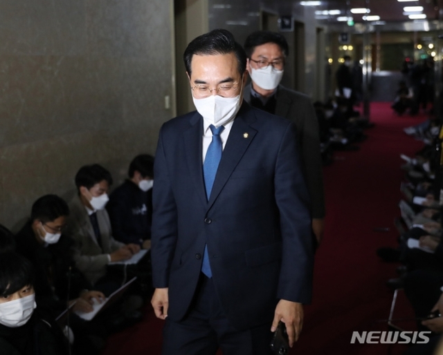 ▲ 박홍근 더불어민주당 원내대표가 30일 오후 서울 여의도 국회의장실로 김진표 국회의장, 주호영 국민의힘 원내대표와의 회동을 위해 이동하고 있다.ⓒ뉴시스