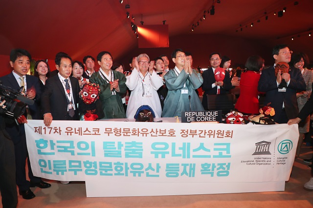 ▲ 왼쪽부터 김태일 경상북도 문화유산과장 , 이상일 안동시 문화유산과장, 권기창 안동시장, 김춘택 하회별신굿탈놀이 보존회장, 최응천 문화재청장, 김학홍 경상북도 부지사, 김형동 국회의원.ⓒ안동시