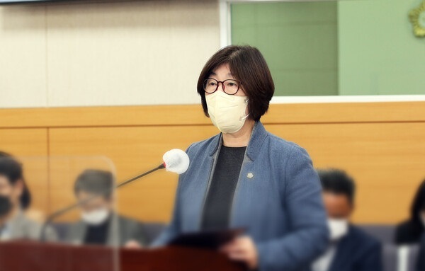 ▲ 대전 유성구의회 하경옥(더민주당) 의원이 30일 열린 제260회 정례회에서 ‘식생활 교육 활성화’와 ‘고령 운전자 교통사고 예방에 관한 조례안’을 대표 발의했다.ⓒ대전유성구